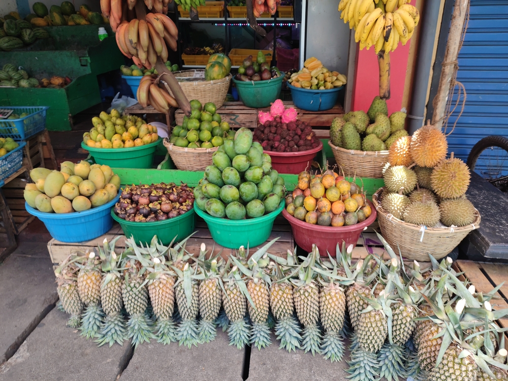 #GumboOnTheGo!       #TTOT 

#FruitShop #Aluthgama #SriLanka #Durians in season! 

TravelGumbo
By Travelers, for Travelers

travelgumbo.com/resource/fruit…