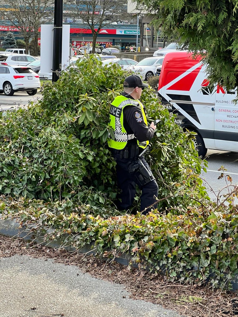 It might be Spring break , but there is no break for Distracted Driving Month. Officers are using various techniques to see you using your electronic device. Cherry pickers, lookouts, riding the bus, and walking traffic are just some.  #leaveyourphonealone #ItCanWaitBC