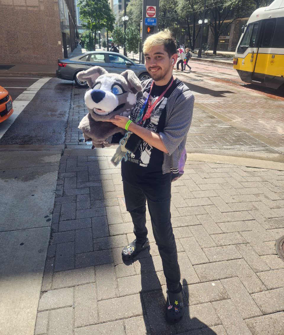 Welcome to my Twitter! My name is Juno and I’m a full time Pit Bull!

💕 She / Her / He / Him 

✨ Single, actively looking! Though I am blind most of the time

🪡✂️ I’m an artist, cosplayer, fursuiter, and a casual gamer

👔 My main suit is Juno, though more is coming soon 👀🤞🏼