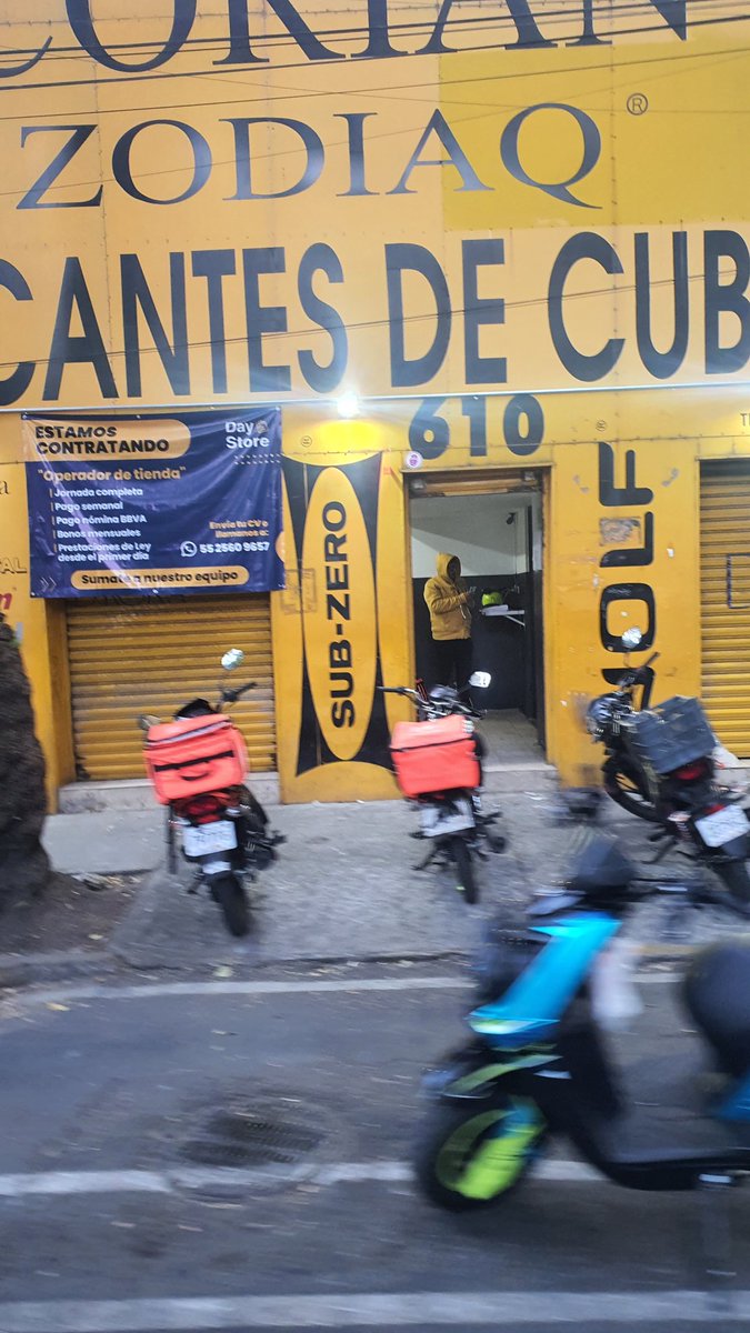 NeriCalderonAH's tweet photo. @c4jimenez en @AlcaldiaBJ @STaboadaMx quitando publicidad de la competencia pero no estorbos de #ciclovia https://t.co/GoEAi5S7LA
