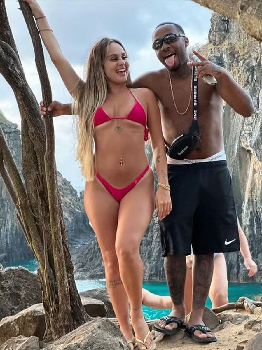 Choquei_Trap's tweet photo. 🚨URGENTE: Após fazer story ouvindo vida rasa, música nova do álbum 4-4-2 do artista carioca.
Orochi e sua ex-namorada Lara Jucá são vistos juntos novamente.
 
Orochi comenta: "minha mãe botou mel na minha pica, vagabunda sempre volta"

Lara Jucá comenta: "kkkkkkk tem mel mesmo" https://t.co/xQnmC2T3Xd