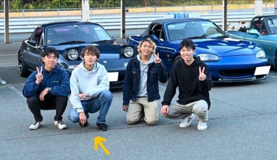 S_U_A_C's tweet photo. 【部員紹介3】
1.くわはら
2.新3年
3.経済学部
4.ユーノスロードスター
ロードスター←過去車
なぜかロスタ乗り継いでる人。将来はRX-7（FD3S）乗りたいとか思ってます。大学４年間乗るつもりでNB買ってノーマルからいろいろやってたのに１年でお別れしました、車は色々考えてから買いましょう、、 https://t.co/3iVKYiFlu4