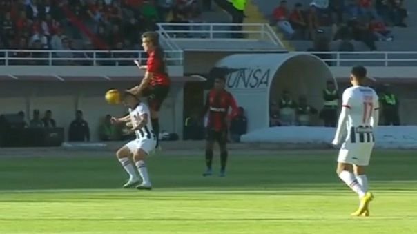 InfoAlianza1901's tweet photo. Alianza vs Melgar final 2022.

-Falta previa al gol de Melgar en Arequipa.
-Roja no sacada a Orzan por rodillazo en la cabeza a Lavandería
-Adelantada inventada a Ballón que incluso partía antes de cruzar a cancha rival.

Penal a Arley no cobrado, si alguien lo tiene compartir. https://t.co/EMWtxKe2Ap
