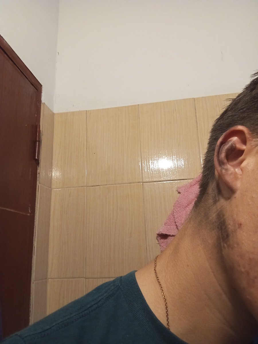 sebasgxz's tweet photo. El chófer HDP de la LÍNEA 15-02 BUS NRO 43, CERRO LA PUERTA POR MI CUELLO ANTES DE QUE ME BAJE, SE MOVIÓ, Y NO ABRÍA LA PUERTA, ME DEJÓ 1 MINUTO AHORCADO Y LA PUERTA CADA VEZ ME APRETABA MÁS FUERTE EL CUELLO, SON UNOS HDP!!!!! https://t.co/gTIiR2uD6N