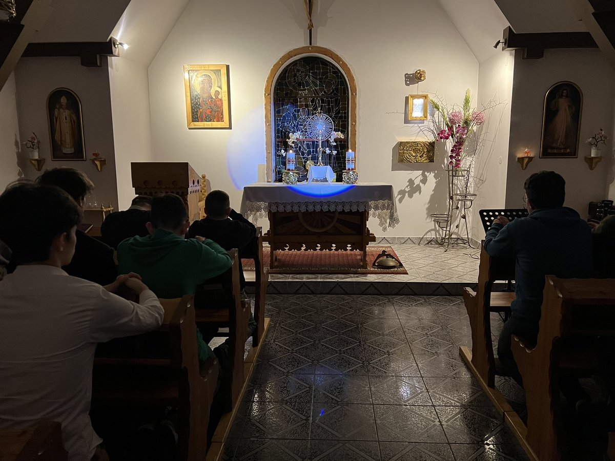 NSD_OFM's tweet photo. 🔸 Za nami piękny czas Rekolekcji Wielkopostnych 😇🙌🏽 W urokliwym miejscu, jakim jest Dursztyn i ośrodek rekolekcyjno-wypoczynkowy prowadzony przez Braci Franciszkanów 🏔️💒 o. Jonasz de Oliveira, nasz Ojciec Duchowny, pomagał nam przygotować się na Święta Paschalne 🙌🏽 https://t.co/oMI1zrShO0