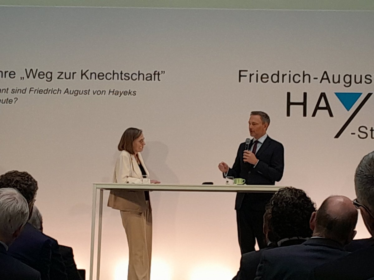 Heike Göbel, Kuratorium Hayek Stiftung und FAZ-Wirtschaftsjournalistin, im lockeren Gespräch mit Finanzminister Lindner über Hayeks Relevanz für heute und den deutschen Wohlfahrtsstaat #Hayek #Marktwirtschaft