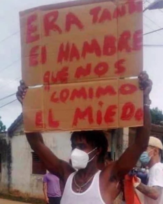 El hambre sigue siendo la misma de cuando el #11Julio Juan Enrique llevaba este cartel!! 
El cubano se comió el miedo y las calles lo demuestran!! #CubaEstaEnLaCalle !!
vamossss #Cubanos 🔥🇨🇺 
Libertad y Justicia!!