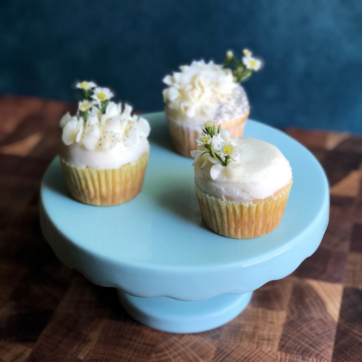Happy Spring, friends! 🌼 One thing we love about springtime is seeing all the bees flying about 🐝 In honour of our buzzin’ buddies, we baked up some honey cupcakes with chamomile honey buttercream 🧁🌿

🍯 Recipe: recipes.fikabrodbox.com/honey-cupcakes…