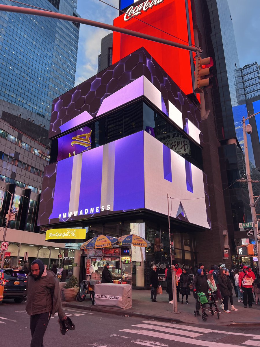 Getting some ❤️ in the Big Apple! 

We are proud to be champions of the BEST in the WEST!! <a href="/MountainWest/">Mountain West</a> 

#GoLobos | #SixBidMW