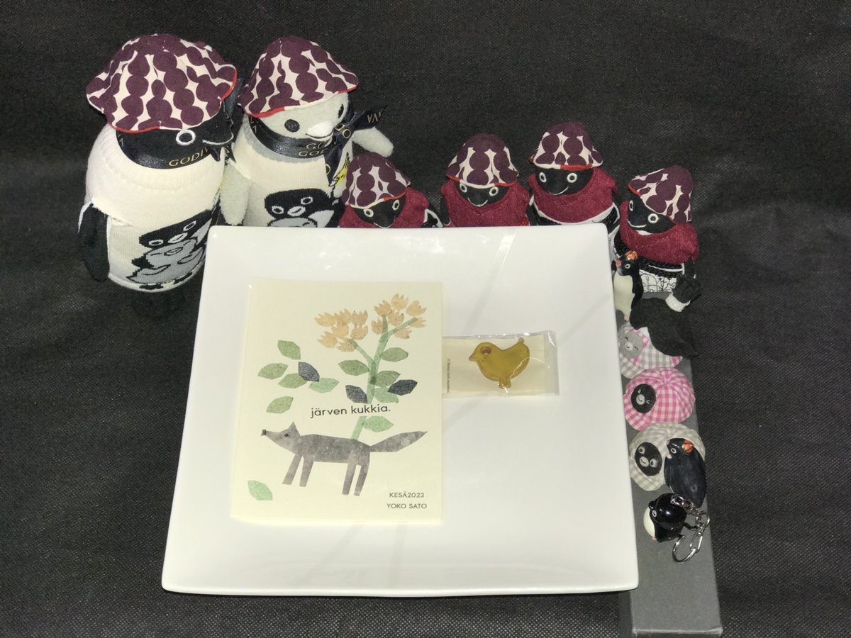 SailfishPenguin's tweet photo. #Suicaのペンギン
#vassa
札幌にあるフィンランド雑貨のセレクトショップ、vassa さんから、コトリのモチーフの小物をひとつ買いました。
vassa さんが現地で仕入れられたビンテージのボタンのなかにコトリさんが混ざって写真に写っていました。
でも、裏面はフラットで、ボタンではないのです。 https://t.co/JtLZZAPvwF