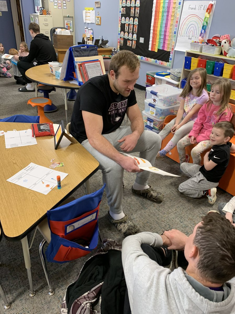 AsburyHoops's tweet photo. Our guys spent time today pouring into students at Eisenhower Elementary as part of our @TheNCCAA service project 📚📖

This is a unique opportunity and experience for all men’s and women’s teams participating in the national tournament 👏

Job well done! https://t.co/7BnARlWROy