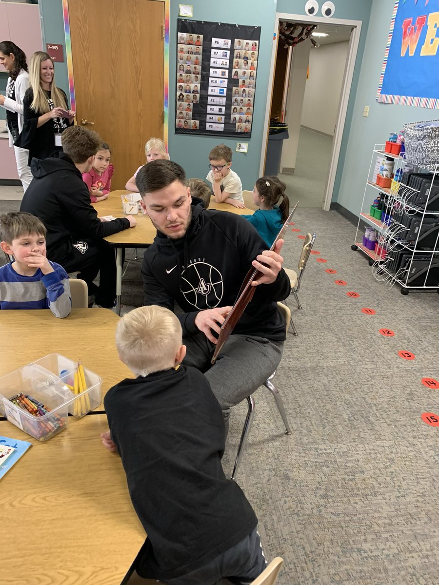 AsburyHoops's tweet photo. Our guys spent time today pouring into students at Eisenhower Elementary as part of our @TheNCCAA service project 📚📖

This is a unique opportunity and experience for all men’s and women’s teams participating in the national tournament 👏

Job well done! https://t.co/7BnARlWROy