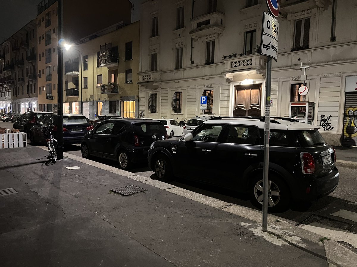 iarnox's tweet photo. @sono_io_apri @ComuneMI @BeppeSala Signor sindaco se una sera ha voglia di un buon gelato passi da queste parti. Mentre pascolo il mio cane le mostro l inciviltà della sosta, lo sporco di strade non pulite da anni e la quantità di vetri rotti per terra che devo schivare con il cane.
L’ aspetto ✌️ https://t.co/ZcSYlSYjhk