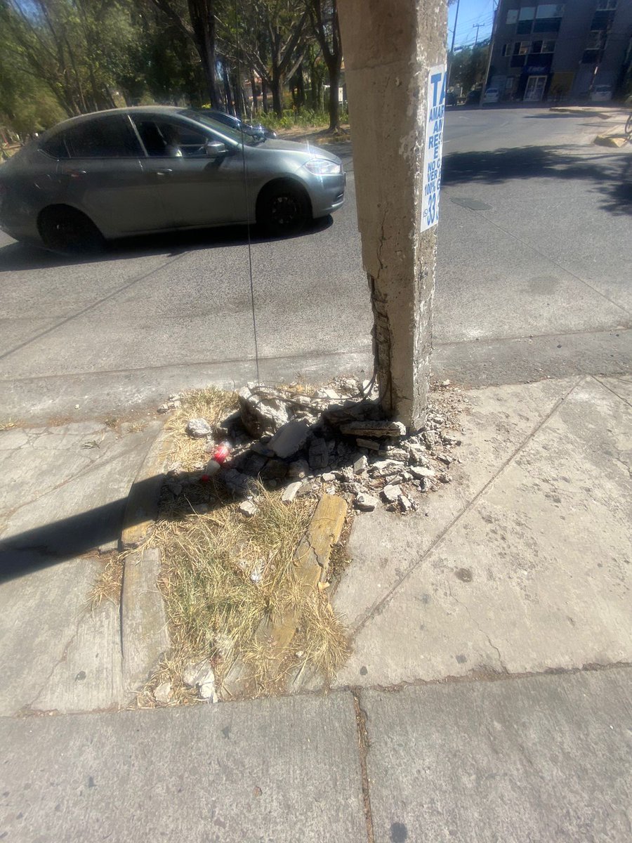 ColonosBosques's tweet photo. @CFE_Contigo @CFEmx poste a punto de colapsar, sostenido solo por los mismos cables, en Col.Bosques de la Victoria, calle Islote y Av. Diamante, se requiere su apoyo urgente. https://t.co/5djwUHibU8