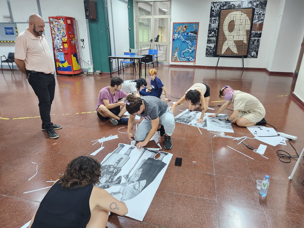 comuUBA's tweet photo. Estamos en este momento en el Foyer de la mano de @abuelasdifusion siendo parte de "Pañuelos SÍ", una actividad rumbo al 24 de marzo. 
¡Gracias @SpigaSan @ChinoSanjurjo por motorizar esta intervención artística con memoria! https://t.co/WHpuz4eVbH