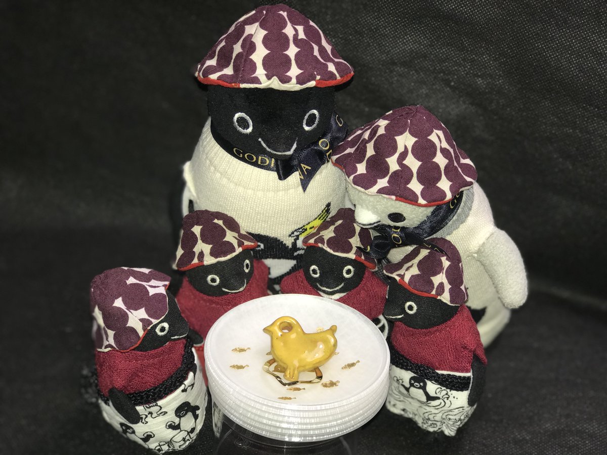 SailfishPenguin's tweet photo. #Suicaのペンギン
#vassa
フィンランドのヴィンテージの、コトリのモチーフを使って、スカーフクリップができあがりました。
ペンギンさんたち、新しくやってきたコトリさんに興味しんしん。 https://t.co/BrpFvnnqlH