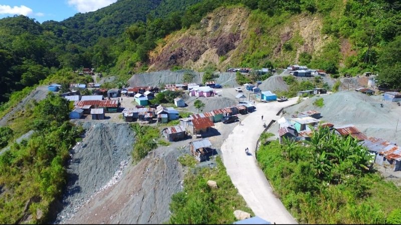 Aquí y solo Aquí en todo el planeta -en esta mina 👇 ubicada en Barahona, República Dominicana- se extrae el Larimar, la piedra del amor universal o Roca del Cielo.