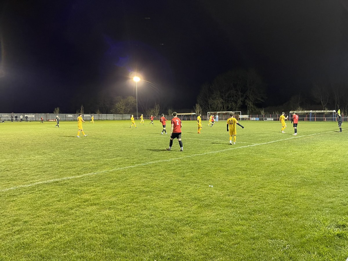 #GroundHopper #NewGroundAlert 📍@TomlinPersonnel Park🏴󠁧󠁢󠁥󠁮󠁧󠁿 ⚽️ @TeversalFC 3-4 @MSReserve 🏆 @CentralMidsAll PremDivSouth -Tier11 📅 Tuesday 19/3/24 ⏰ 7.45pm 💷 £4 👨‍👩‍👧‍👦 ~58 🎟 56th of 23/24, 19th of ‘24 🏟 253rd 🖊 #NonLeague #GroundHopping #TevieBoys #Sports A VERY noticeable Ref