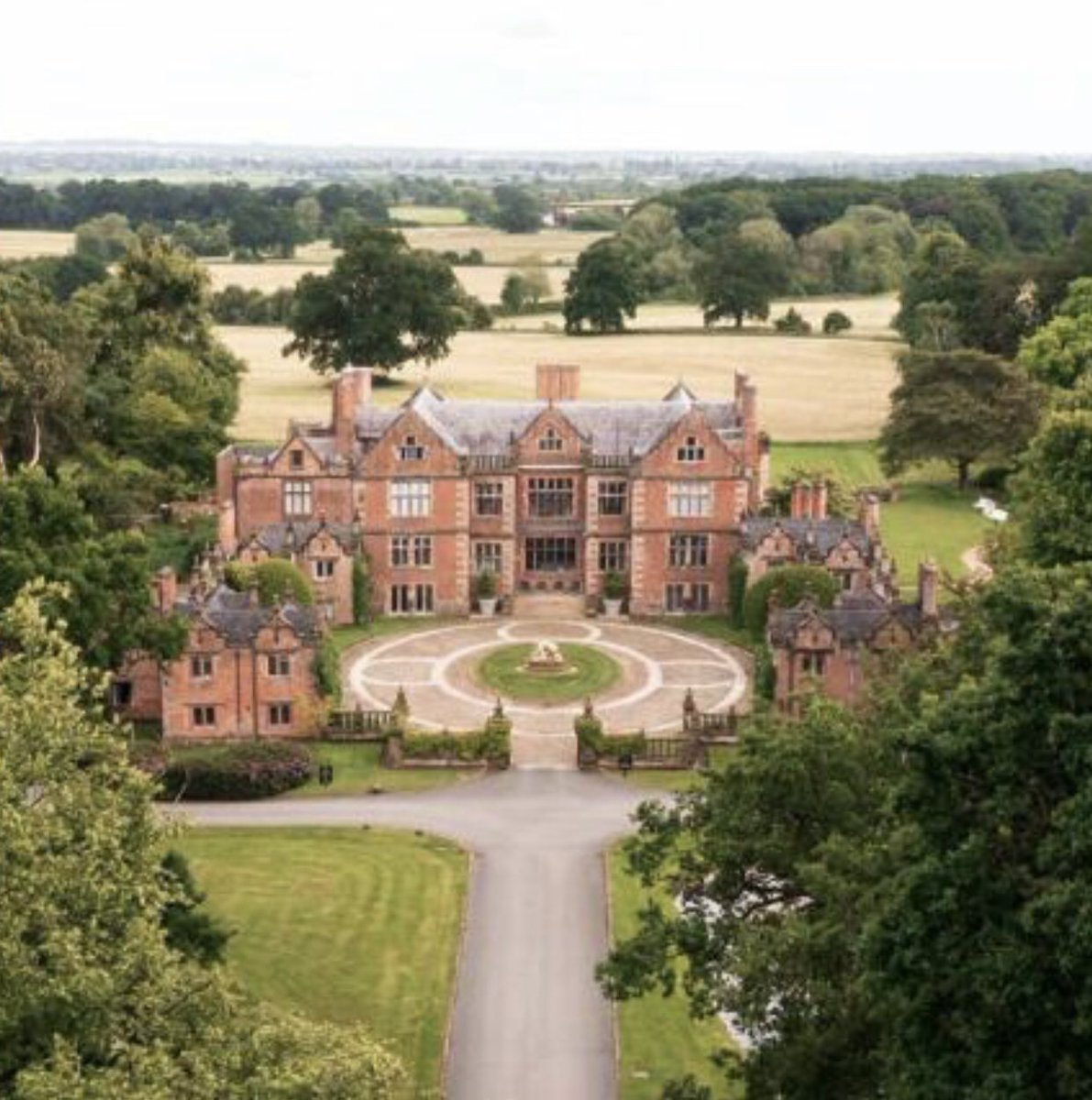 Dorfold Hall is on the market for sale, such a glorious slice of Nantwich history.

rightmove.co.uk/properties/145…