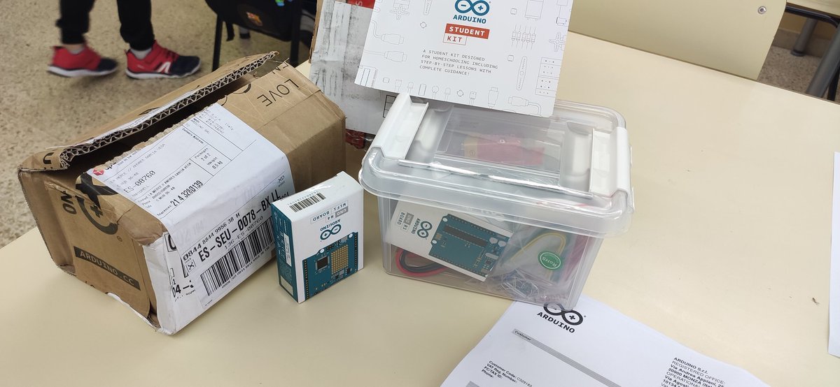 andrestweetter's tweet image. Contento como un niño en reyes con la nueva versión de @arduino #arduinoUNOR4wifi y otros "cacharrillos" como premio por "Lenovo Competition - Turning Waste into Educational Wonder" de @stemalliance_eu , @eu_schoolnet y @Lenovo
Thanks!