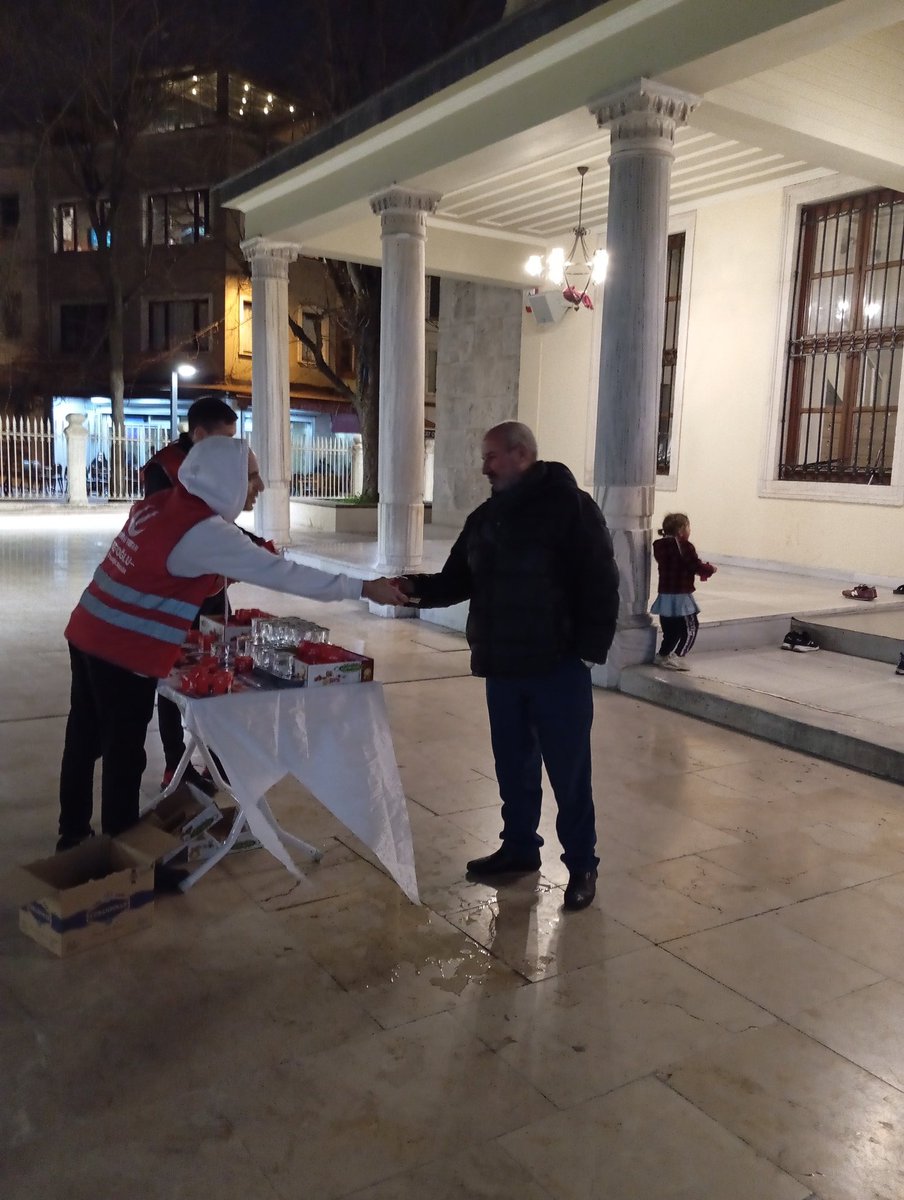 Yeniden Refah Partisi Beyoğlu Gençlik Kolları teşkilatımız Gençlikkolları Bşk'nımız @Salih724747  Önderliğinde Kasımpaşa Büyük Camii’nde teravih namazı çıkışında cami cemaatimize lokum ve su ikramında bulundu.

Gençlik teşkilatımız inşallah davamızı zirveye çıkaracak.🤲