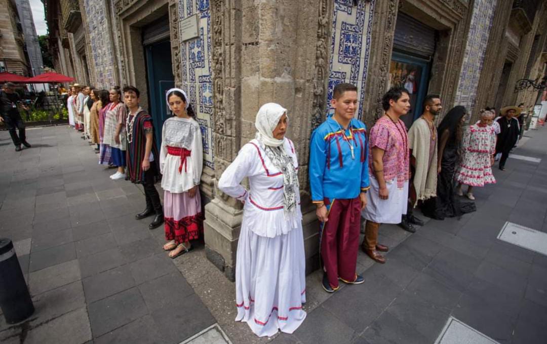 alefrausto's tweet photo. Las Artesanas y Artesanos de México preservan en sus creaciones, la memoria de nuestra diversidad cultural, el tesoro mas valioso de nuestro país. #DiaDelArtesano https://t.co/lPSDPqphYa