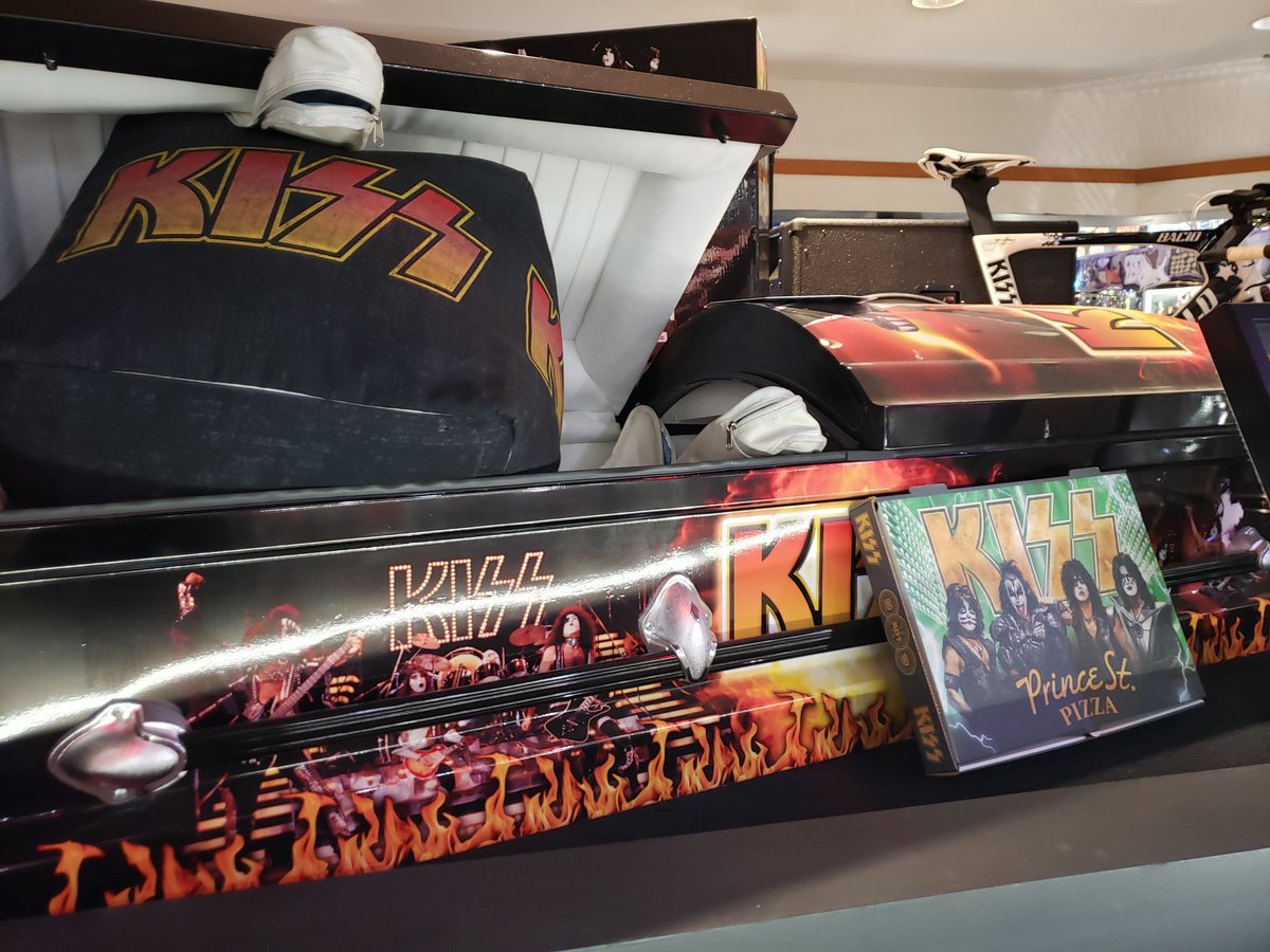 jarahwright's tweet photo. Y'all, the way this Kiss museum made me laugh and smile...I'll be back. #JarahsJourneys #Kiss #ExplorerMode @genesimmons https://t.co/DjLZAKBRTN