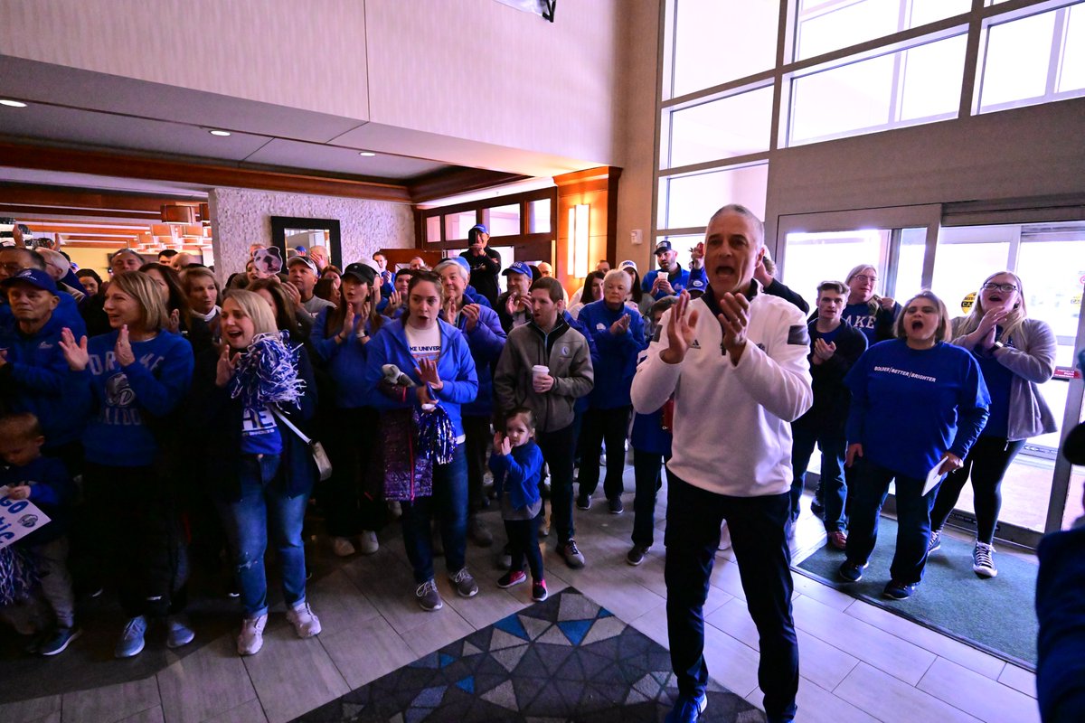 DrakeAlumni's tweet image. Do you want to cheer on Drake basketball in the NCAA Tournament with alumni, parents, friends, and fans? Keep an eye out for watch parties in your area or attend a pre-game gathering in Omaha or Manhattan! Details: bit.ly/3x1zYpv
