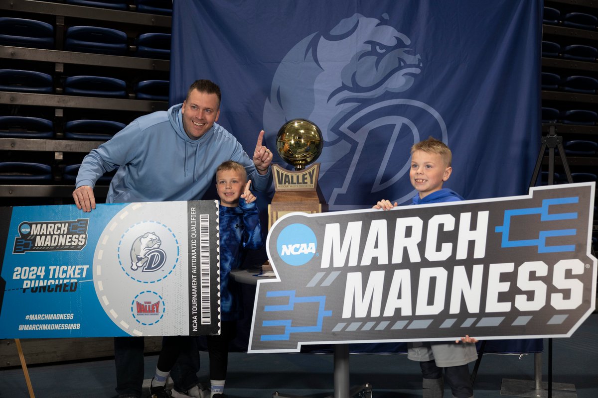 DrakeAlumni's tweet image. Do you want to cheer on Drake basketball in the NCAA Tournament with alumni, parents, friends, and fans? Keep an eye out for watch parties in your area or attend a pre-game gathering in Omaha or Manhattan! Details: bit.ly/3x1zYpv