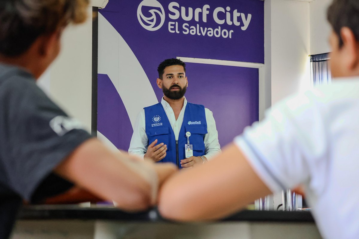 MITURElSalvador's tweet photo. .@Fosaludoficial y la Federación Salvadoreña de Surf (@FESASURF1) realizan encuentros de desarrollo psicológico con atletas. 😃

En el surf, la conexión con el entorno es esencial. 🏄‍♂️💙 https://t.co/FQLPqNmEsM