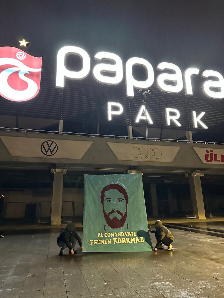 Trabzonspor taraftarı Papara Park stadı önünde Egemen Korkmaz için destek pankartı açmış. Helal olsun