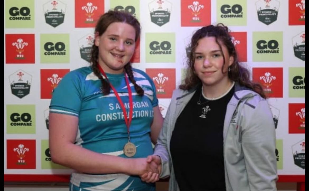 🏆🏆Llongyfarchiadau enfawr i rai o’n merched dan 16 a ENILLODD rownd derfynol Ysgol Gymraeg yn chwarae i Ysgol Bro Dinefwr heddiw yn Stadiwm Principality.🏆

Da iawn i Leilah Bending Richardson , Poppy Jones, Bea Morgan, Eleri Morgan ac Erin Jones a fagodd Chwaraewr y Gêm 🩷🩷🩷