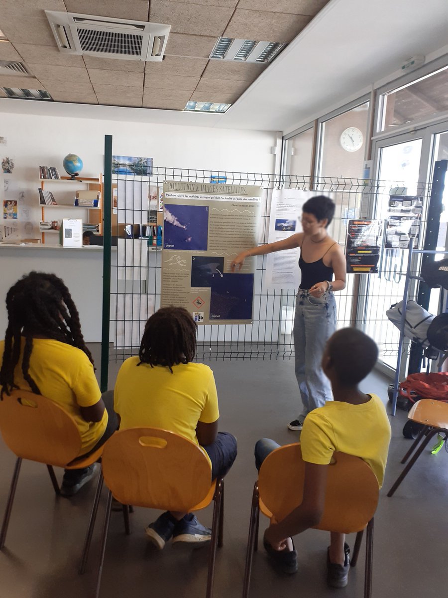 imgsat973's tweet photo. La télédétection spatiale pour mieux décrypter l'actualité : à l'occasion de la Semaine de la presse, les élèves du club "Images satellite" du lycée Balata ont présenté leurs posters à une classe de collégiens curieux. Un défi relevé avec brio ! 🛰️💪
#LPObalata #imagesatellite https://t.co/NguCnEbmXE