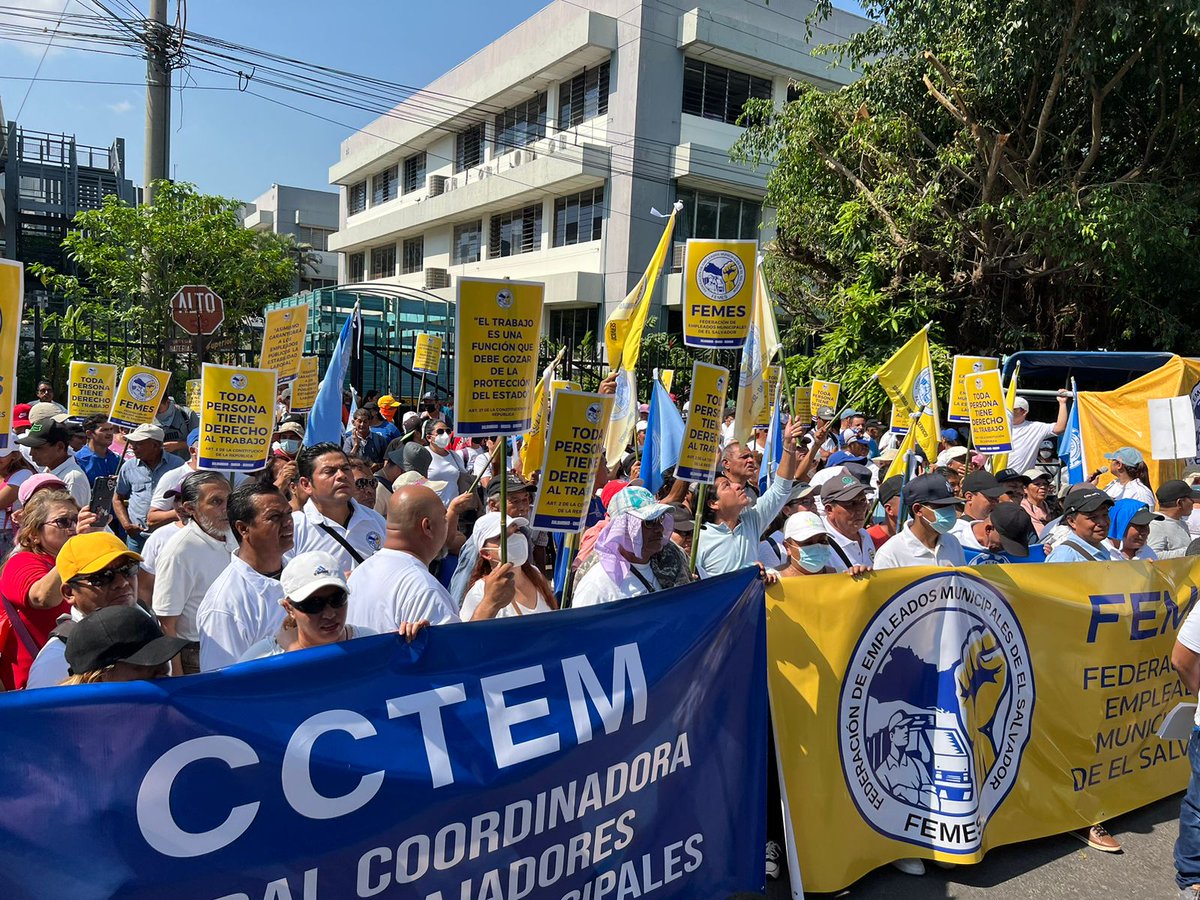 cctemp_ES's tweet photo. ¡Es momento de acción!
CCTEM se une a la marcha liderada por la Federación de Empleados Municipales de El Salvador para asegurar la estabilidad laboral y el respeto a nuestros derechos.
¡Juntos somos más fuertes!
#EstabilidadLaboral #DerechosLaborales #CCTEM https://t.co/76DjNlEUvu