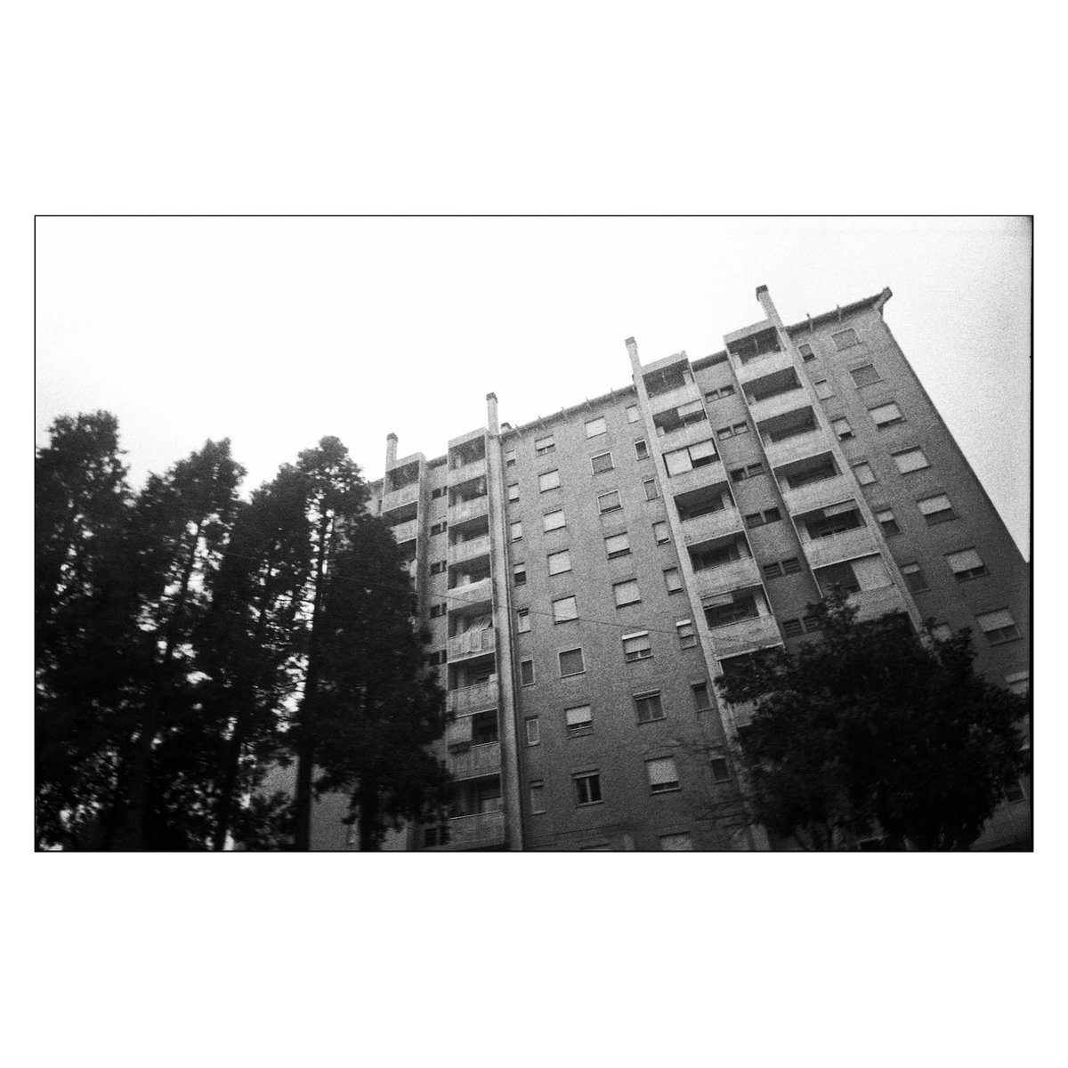 leobellandi's tweet photo. #milanopersempre #periferiamilanese #fotografiaanalogica #rodinal #developedathome #plasticcamera #lowtech #toycamera #35mmfilm #urbanlandscape https://t.co/YsOAWw3IGX