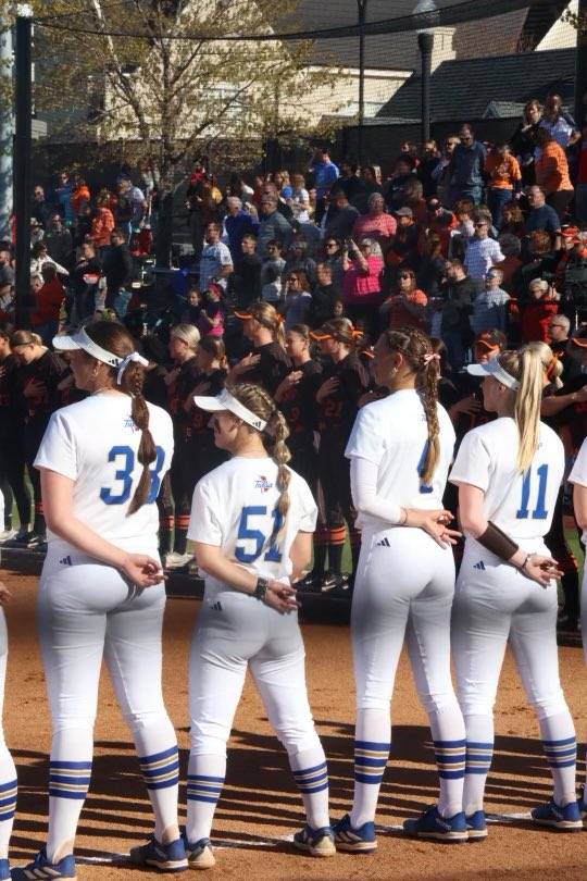 TulsaSoftball's tweet photo. Icy whites in front of sold out crowd 🥶🧊

#ReignCane https://t.co/bBNgtW9eCT
