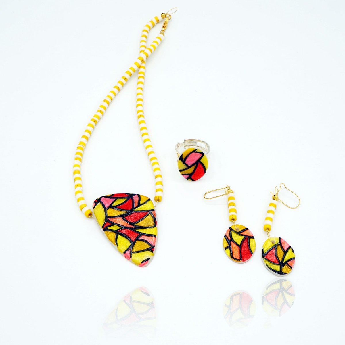 BijouxNibou's tweet photo. ☀️Du 100% fait-main et des couleurs vives pour cette parure disponible en un seul exemplaire. Plus d'infos sur : 👇
https://t.co/jAGkpp2ytT
#lenibou🦉#bijouxfantaisie #bijoux #faitmain #handmade https://t.co/gQFEraQb9J