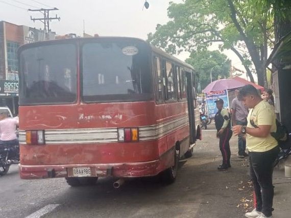 Con el propósito de brindar seguridad a conductores y usuarios, los funcionarios de la Policía del Municipio #Barinas se despliegan en las paradas de pasajeros del sector Centro #VenezuelaEsAlegríaYPaz @Visipol_MIJP @jbarrios_cpeb