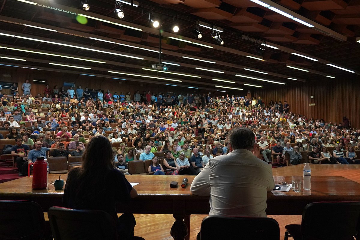 Exactas_UBA's tweet image. Hoy, con un aula magna repleta, las autoridades de la Facultad convocaron a una reunión informativa para actualizar a estudiantes, docentes y nodocentes sobre la situación presupuestaria de las universidades y del sistema científico. En este hilo un resumen de este encuentro👇