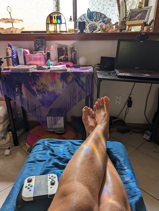 Obsess over my golden fuzz ✨👑 https://t.co/2J3STvCJ0f