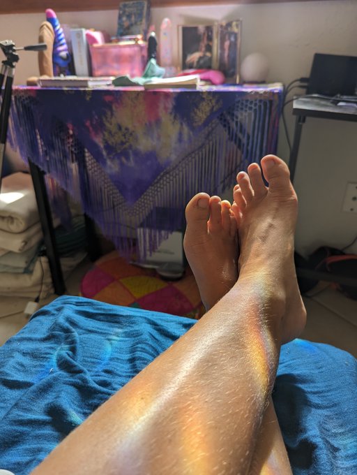 Obsess over my golden fuzz ✨👑 https://t.co/2J3STvCJ0f