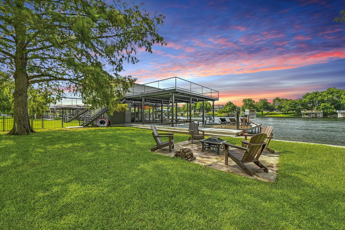 GuestSpaces's tweet photo. Experience the 2024 Solar Eclipse in style. Every one of our luxurious vacation rental homes is located in the path of totality. Some, like our Waterfront Hideaway on Lake LBJ, are in the 4 minute window!

Visit https://t.co/ItzB5VpQM1 for booking. #Airbnb #VRBO https://t.co/48HmSSmOE9