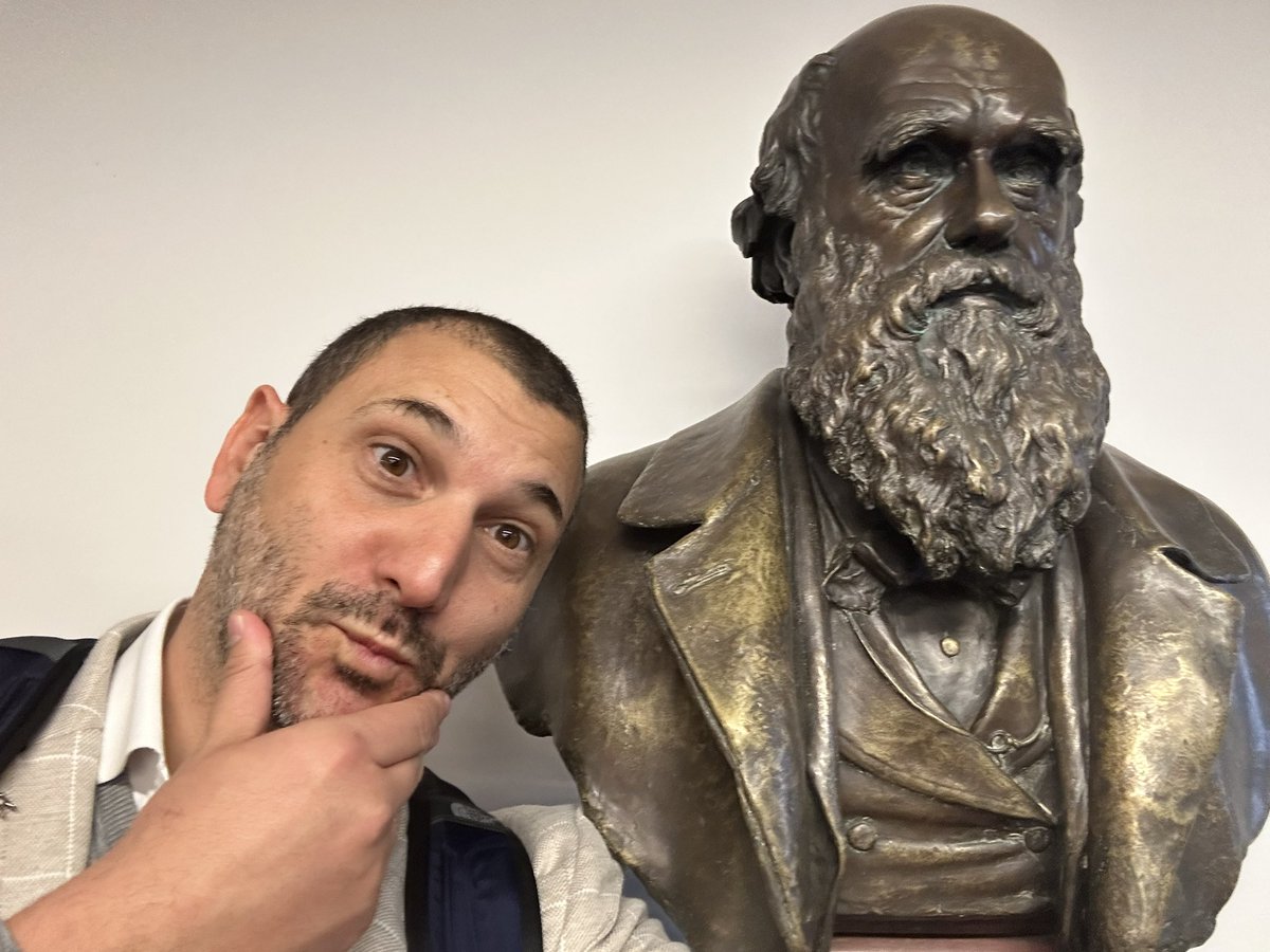 fillobax's tweet photo. Just me and my pal Darwin reviewing some of his earlier work on #biodiversity conservation. Thanks @kewgardens this place is really special #London @CropTrust #AGENTproject #science #genebank #genomics #H2020 https://t.co/r3bO9nWKxD