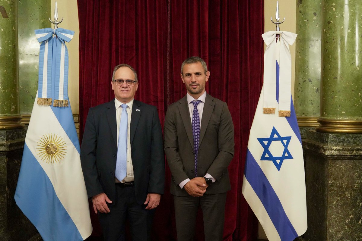 🇦🇷🤝🇮🇱|DIPLOMACIA PARLAMENTARIA El presidente de la HCDN, @MenemMartin, recibió a una delegación encabezada por el embajador @AmbEyalSela. En el acto se rindió homenaje a las víctimas del atentado a la embajada de Israel. Leé más: ➡️bit.ly/EmjIsrael #LibertadYDemocracia