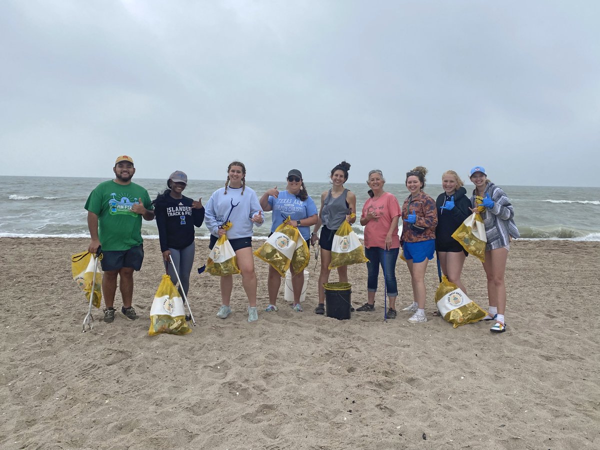 TAMUCCCOE's tweet photo. How else would future math and science teachers celebrate Pi Day? Members of the TAMU-CC Student Council for Math and Science Teachers did a beach cleanup with Dr. Debra Plowman. Way to go, Islanders! 🤙
#TAMUCC
#IslanderImpact https://t.co/nmvWwxE1ID