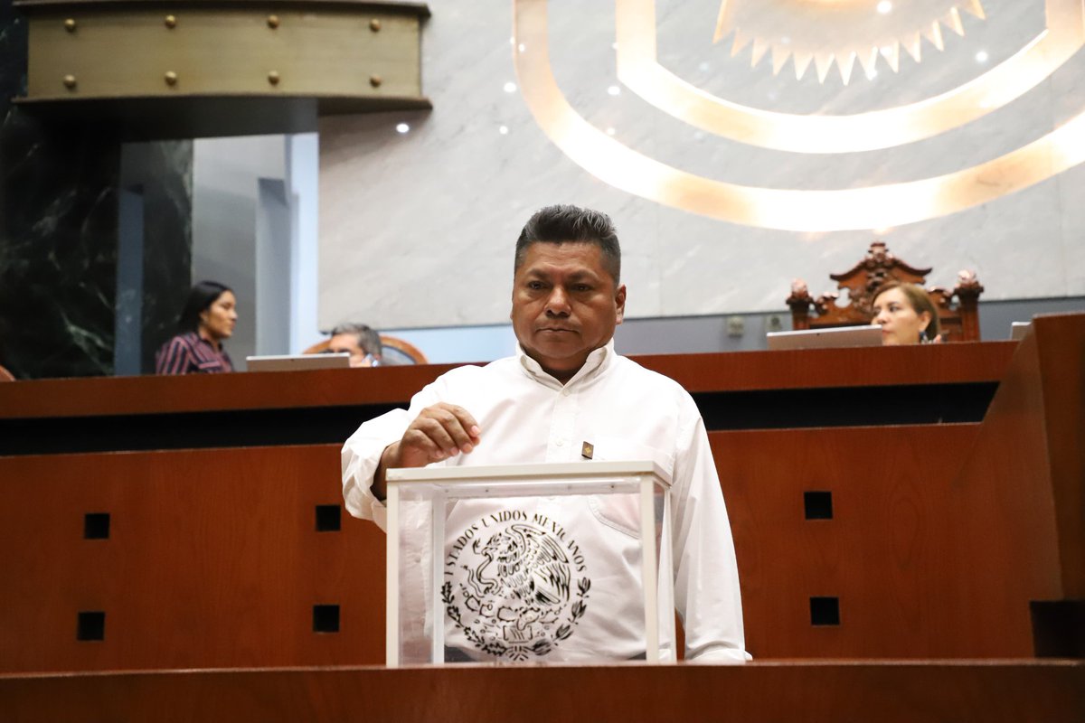 En esta misma sesión las y los legisladores eligieron a los secretarios propietarios y suplentes  de la Mesa Directiva para los trabajos legislativos en el tiempo que resta del tercer ejercicio del <a href="/congresogro/">Congreso Guerrero</a> a través de votación por cédula
