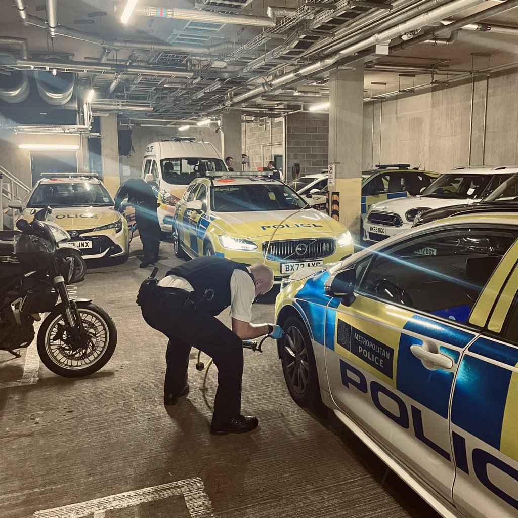 MPSKenChel's tweet photo. Follow along with Night Duty #ERPTB tonight, as we share some of our calls and jobs we attend. The team are kitting up and checking the cars before they head out on patrol. Our team covers both boroughs of Hammersmith &amp; Fulham and Kensington &amp; Chelsea https://t.co/SSufHXg9hN