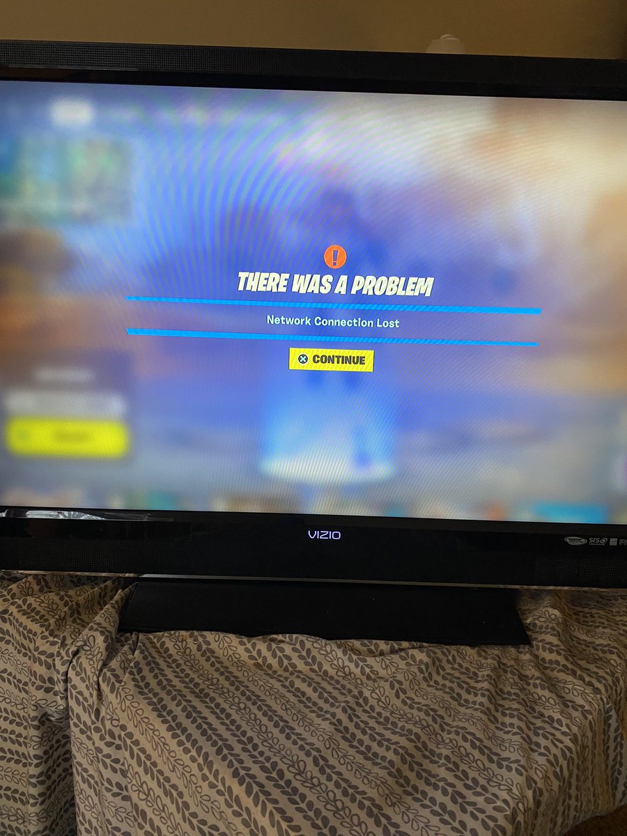 NamiAsuna_'s tweet photo. @FortniteStatus this has been happening since the new season dropped. I’m wondering what to do I play on PS4 https://t.co/ASyUDW7M92
