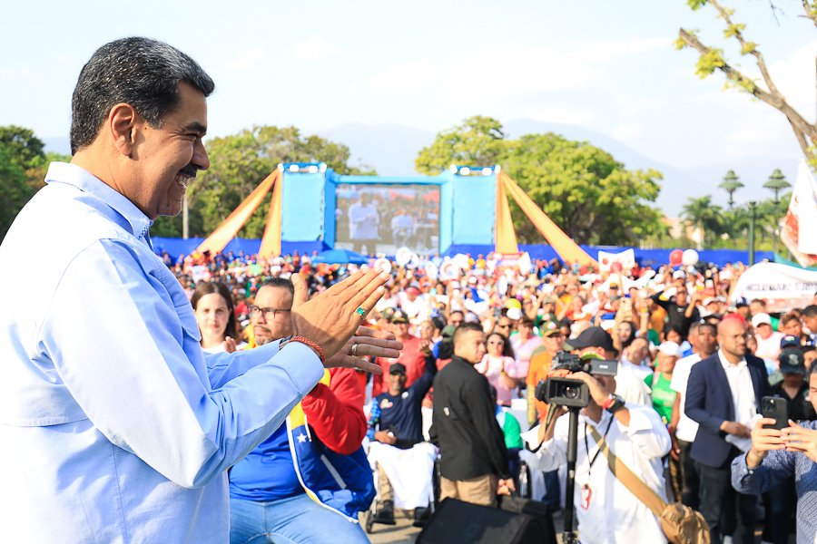 #EsNoticia🔴 Presidente <a href="/NicolasMaduro/">Nicolás Maduro</a> juramentó al 𝗘𝗾𝘂𝗶𝗽𝗼 𝗡𝗮𝗰𝗶𝗼𝗻𝗮𝗹 𝗣𝗿𝗼𝗺𝗼𝘁𝗼𝗿 𝗱𝗲𝗹 𝗚𝗿𝗮𝗻 𝗩𝗼𝗹𝘂𝗻𝘁𝗮𝗿𝗶𝗮𝗱𝗼 𝗽𝗮𝗿𝗮 𝗹𝗮 𝗧𝗿𝗮𝗻𝘀𝗳𝗼𝗿𝗺𝗮𝗰𝗶𝗼́𝗻 𝗱𝗲𝗹 𝗙𝘂𝘁𝘂𝗿𝗼.⁣
⁣
"Reciban las bendiciones de nuestro pueblo, para garantizar la