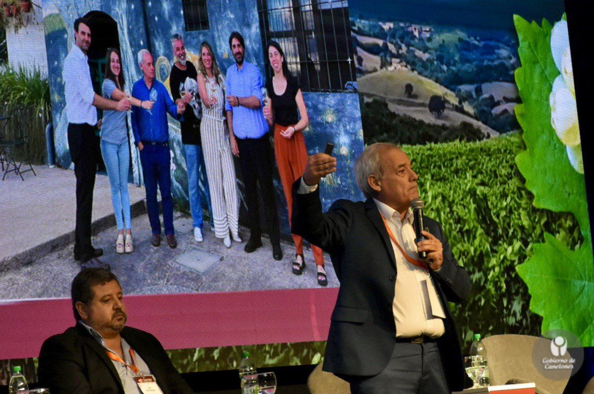 #Ahora>El Dir. de Turismo <a href="/HPyanes/">Horacio Yanes</a> expone en el panel "Casos de éxito de Destinos Nacionales Responsables", destacando la importancia de este evento para #Canelones, ya que el 60% de la producción de vinos del país pertenece a nuestro departamento.